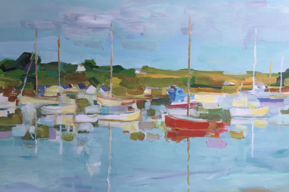 des bateaux aux formes simplifiées dont les mats se reflètent dans l'eau . la teinte générale est bleu vert pâle , la côte est brun vert. les bateaux sont figurés en tâches jaune pâle, l'u. deux se détache en rouge.