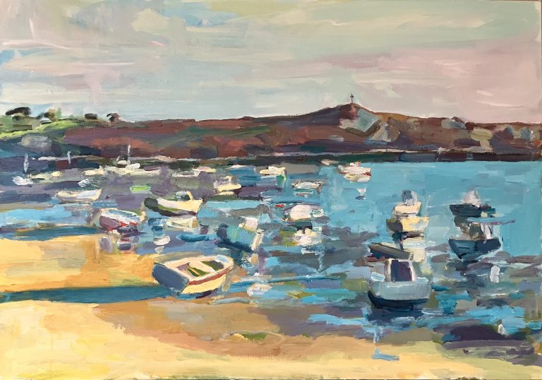 un port breton dans le Finistère les bateaux sont inclinés en tous sens car la mer est basse, teintes de bleu frioid pour la mer, ocres et violets pour le sable, et bordeaux pour la lande . on voit La Croix du Guiliguib